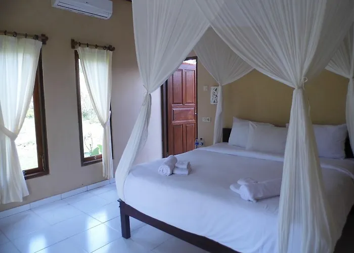 White Sandy Beach Menjangan バニュウェダン