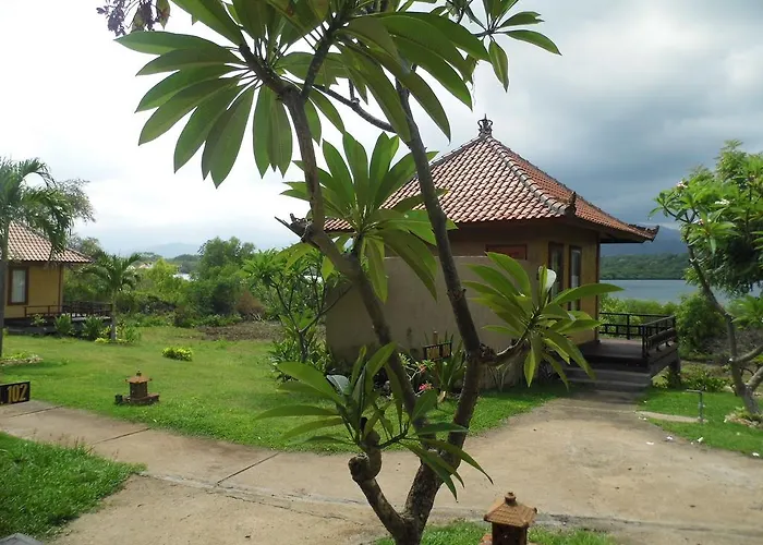 White Sandy Beach Menjangan バニュウェダン