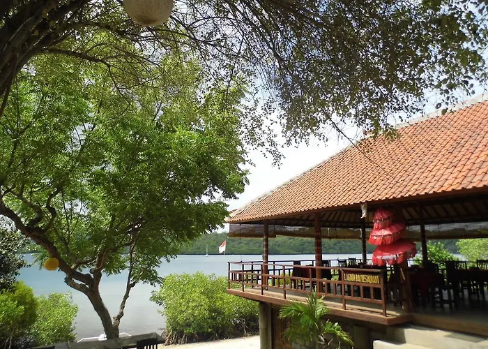 White Sandy Beach Menjangan バニュウェダン