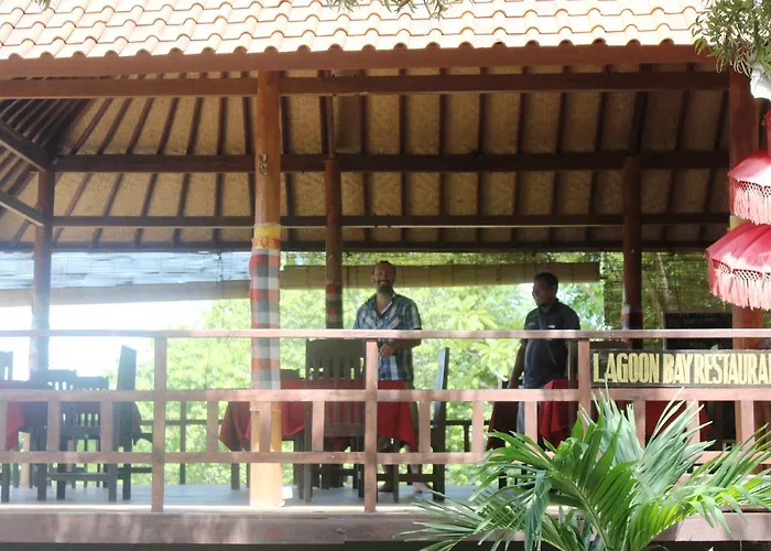 White Sandy Beach Menjangan バニュウェダン